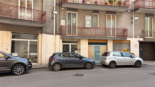 Zona Semi-Centrale, Appartamento di 4 Vani Oltre Accessori, Vano Deposito e Box Auto.